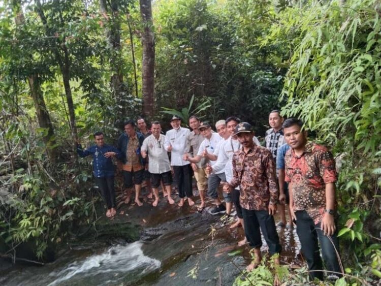 KUNJUNGAN—Wakil Bupati Pasaman Sabar AS saat mengunjungi wisata di Nagari Pintu Padang Kecamatan Mapattunggul Selatan.