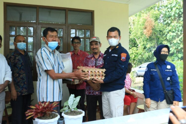 Peringati HPN 2022, Kabid Humas Polda Sumbar Sambangi Rumah Tokoh Pers Sumbar 1 SERAHKAN SEMBAKO-Kabidn Humas Polda Sumbar Kombes Pol Satake Bayu menyerahkan bantuan sembako saat mengunjungi rumah tokoh pers asal Sumbar.