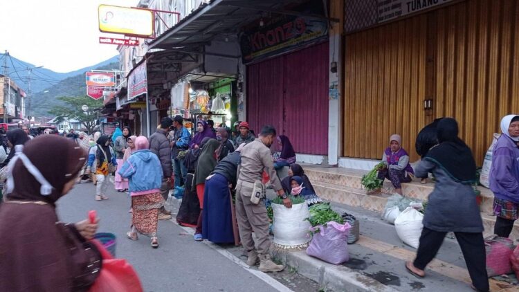 Satpol PP Padangpanjang Tertibkan PKL yang Berjualan di Trotoar 1 TERTIBKAN—Sejumlah anggota Sat Pol PP Padangpanjang sedang melakukan penertiban PKL.