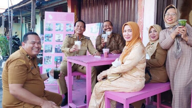 SEMEJA—wako dan wawako saat duduk satu meja ketika turun lapangan