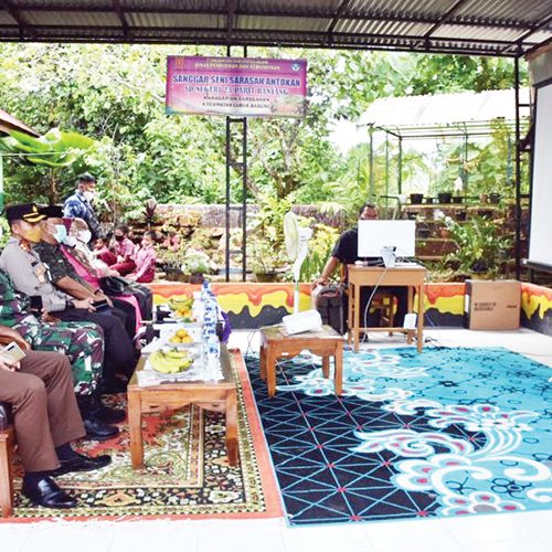 Arahan Presiden Percepatan Vaksinasi Anak dan Lansia, ”Percepat Vaksinasi, Perketat Prokes” 1 ARAHAN— Sekda Agam Edi Busti dengarkan arahan Presiden RI, Joko Widodo soal vaksinasi serentak Indonesia untuk anak usia 6-11 tahun dan lansia, secara virtual