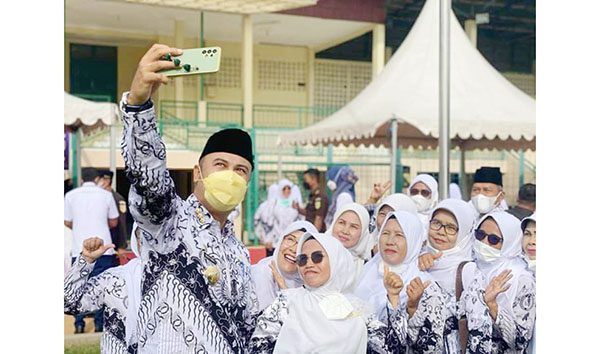 BERSAMA GURU— Bupati Sijunjung, Benny Dwifa bersama sejumlah guru di Kabupaten Sijunjung pada momen peringatan hari guru.