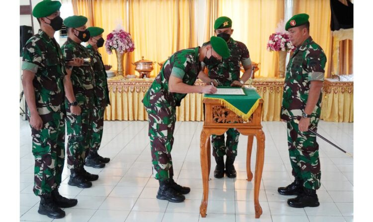 SERTIJAB— Dandrem 032/Wirabraja Brigjen TNI Purmanto, memimpin sertijab dua Dandim, di Gedung Sapta Marga Makorem 032/Wbr, Senin (31/1).