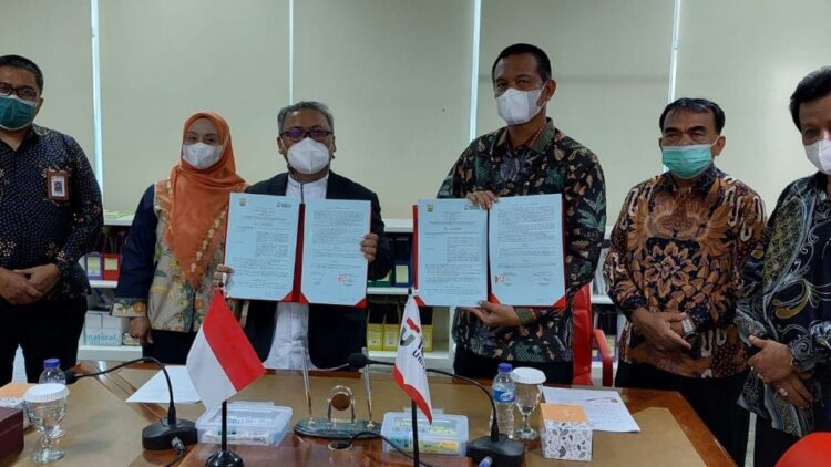 TEKEN MOU— Wali KOta Pariaman Genius Umar saat melihatkan MoU dengan Telkom University ( Tel-U).