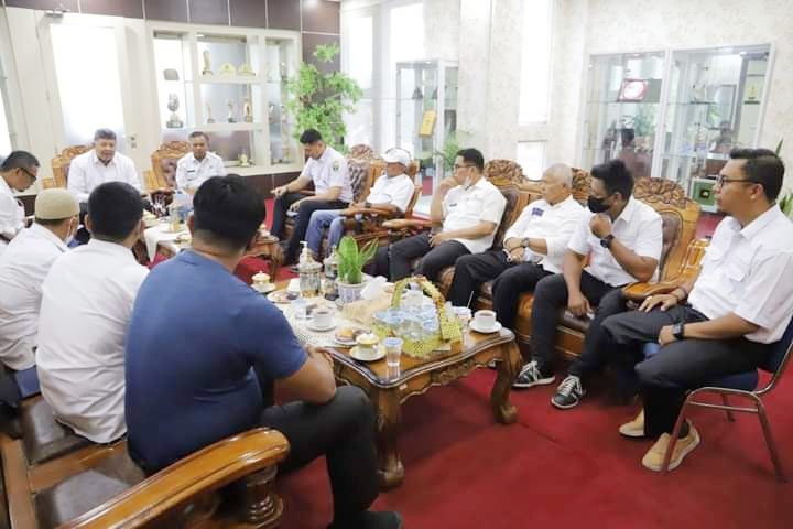 AUDIENSI— Pengurus KONI Kota Solok di bawah komando Rudi Horizon menggelar audiensi dengan Wali Kota Solok Zul Elfian di ruang kerjanya.