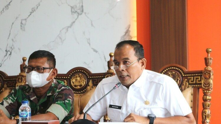 Pariaman Gelar Sosialisasi Pilkades Serentak 2022 1 ARAHAN— Setdako Pariaman Yaminu Rizal saat berikan arahan pada rapat kemarin.