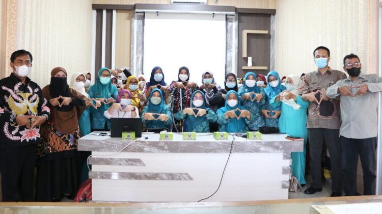 Deteksi Dini Penting, Waspada Kanker Serviks 1 Ketua TP-PKK Kota Pariaman, Ny. Lucyanel Genius Umar menjadi narasumber sosialisasi kanker serviks dan gebyar inspeksi visual asam asetat (IVA) test yang digelar oleh UPT. Puskesmas Pariaman, Desa Pauh Barat, Kecamatan Pariaman Tengah Kota Pariaman, kemarin.