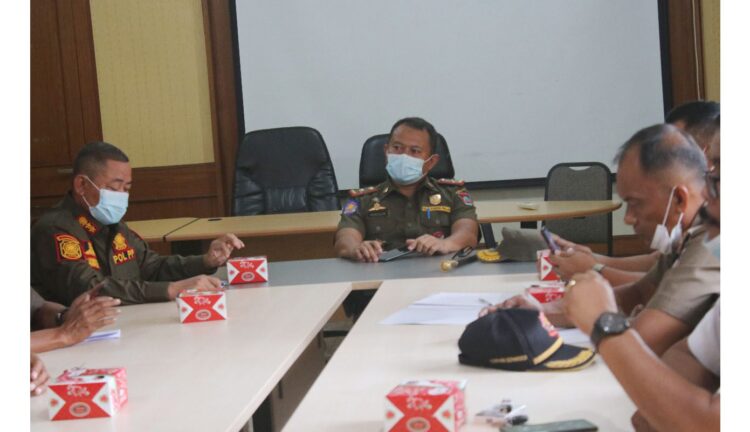 Rambu Larangan Parkir akan Dipasang di Atas Jembatan Siti Nurbaya 1 RAPAT KOORDINASI Sejumlah OPD Pemko Padang bersama pihak Kelurahan Batang Arau, dan Kecamatan Padang Selatan melakukan rapat koordinasi pascapenataan PKL di kawasan jembatan Siti Nurbaya, Selasa (1/2).