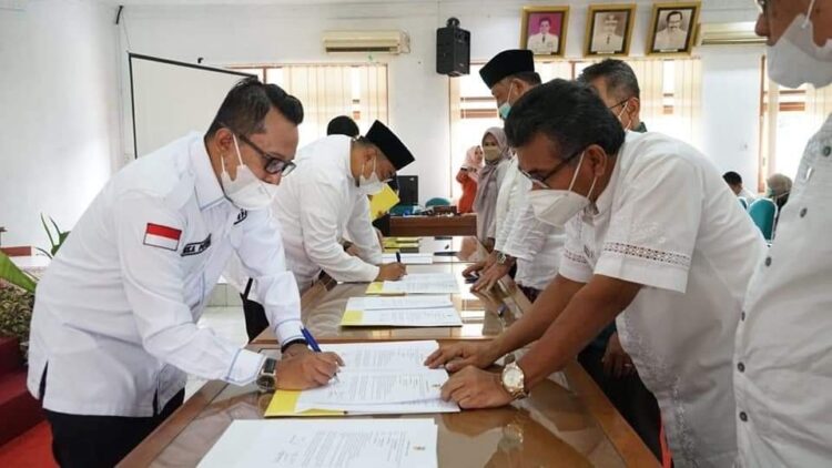 TANDA TANGAN—Bupati Tanahdatar Eka Putra tandatangani Kinerja tahun 2022 dengan sejumlah kepala OPD.