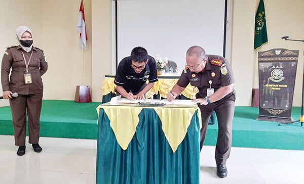 TEKEN MOU Penandatanganan MoU Perumda PSM dengan Kejari Padang