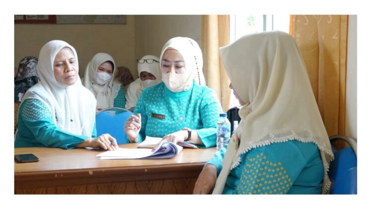 Dasawisma Jorong Bukik, Lintau Buo Dinilai 1 KUNJUNGI—Ketua TP PKK Tanah Datar, Ny. Lise Eka Putra kunjungi kegiatan Dasawisma Jorong Bukit Barisan Nagari Tigo Jangko, Kecamatan Lintau Buo.