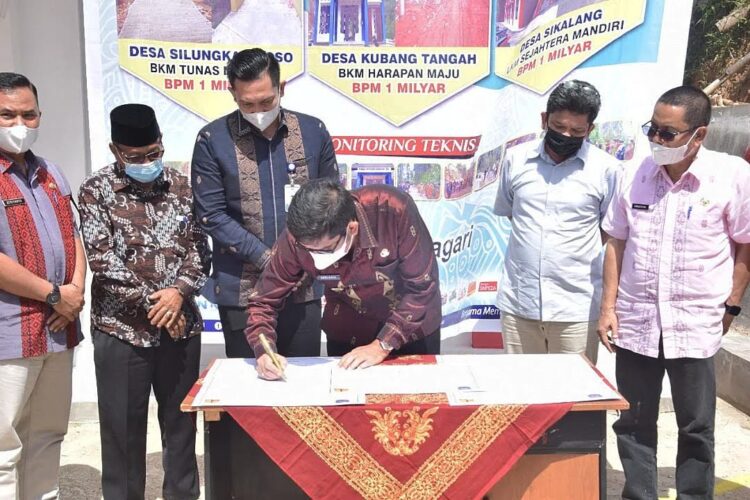 TEKEN--Walikota Sawahlunto Deri Asta menandatangani serah terima dana Kotaku sebesar Rp 7,4 miliar dari Kemen PUPR.