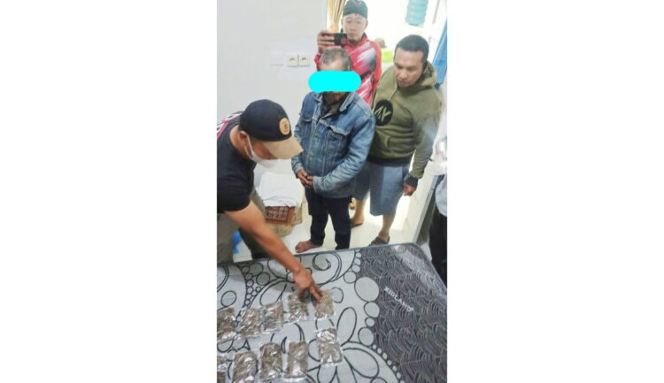 JUAL GANJA— Tim Satresnarkoba Polres Payakumbuh menemukan belasan paket ganja kering di dalam kamar Pak Ndut.