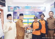 Ibnu Asis Serahkan Chainsaw untuk KBLK Garegeh