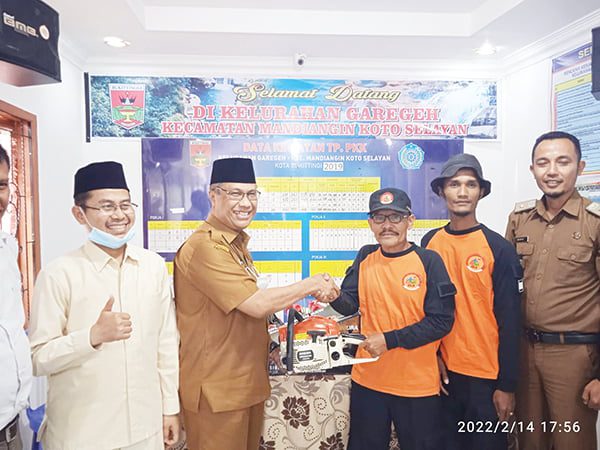 SERAHKAN CHAINSAW— Tanggap hadapi bencana, Ibnu Asis menyerahkan chainsaw kepada KBLK Garegeh