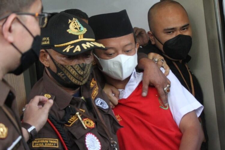 Herry Wirawan Divonis Seumur Hidup, Legislator Fraksi Partai Golkar Mengaku Tidak Puas 1 KAWAL KETAT—Terdakwa pemerkosa santriwati, Herry Wirawan dikawal ketat petugas Kejati Jabar.