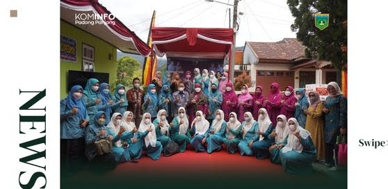 FOTO BERSAMA—Kelompok Dasawisma Lili Paris ll, Kelurahan Silaing Bawah Kecamatan Padang Panjang Barat foto bersama dengan tim penilai.