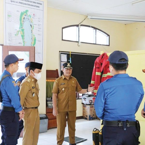 Wabup Agam Irwan Fikri saat menyambangi Posko Pemadam Kebakaran (Damkar) Unit Maninjau, Selasa (22/2).