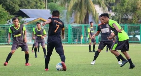 LATIHAN— Para punggawa Titipan FC Sawahlunto tengah mengikuti latihan, jelang digelarnya Open Turnamen Sepakbola Sawahlunto Cup 2022.
