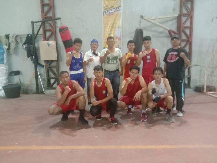 FOTO BERSAMA— Pelatih Garuda Sakti Boxing Camp  Kota Padang Efendi foto bersama dengan lima petinju asuhannya yang mengikuti latih tanding di sasana Satbrimobda Polda Sumbar Detasemen B Padangpanjang.