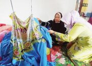 Ketua PKK Ny Yenni AWR Jenguk Korban Kebakaran di Nagari Sungai Batang