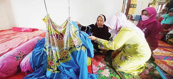 JENGUK—Ny Yeni AWR ikut berduka yang dalam atas musibah kebakaran yang dialami keluarga Firman Wahyudi (alm) di Nagari Sungai Batang, kecamatan Tanjung Raya.