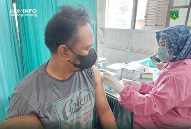 Vaksin Booster, Warga Boleh Pilih Sendiri Jenis Vaksinnya di Kota Padang Panjang 1 Bagi warga yang ingin mendapatkan vaksinasi dosis ketiga (booster), diperbolehkan memilih jenis vaksin yang ingin disuntikkan, sesuai yang tersedia di gerai vaksin di Kota Padang Panjang.