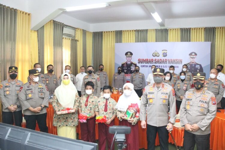 TINJAU— Kapolda Sumbar Irjen Pol Teddy Minahasa meninjau pelaksanaan vaksinasi anak di SD Baiturrahmah.