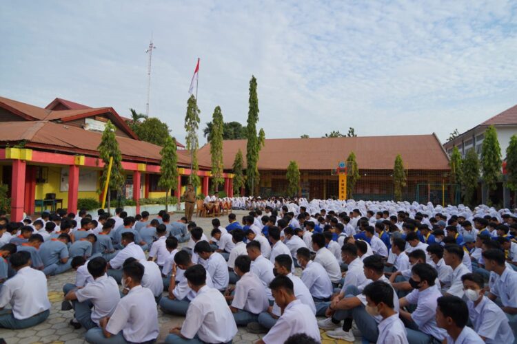 Ribuan pelajar dan puluhan pengajar berkumpul di lapangan mengikuti  Sosialisasi Kelistrikan.