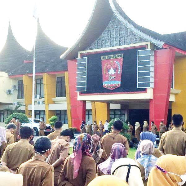 AM, METRO
Wakil Bupati Agam Irwan Fikri SH memimpin apel gabungan ASN di lingkungan Pemkab Agam, di halaman kantor bupati Agam, Padang Baru, Lubukbasung, Senin (7/2).