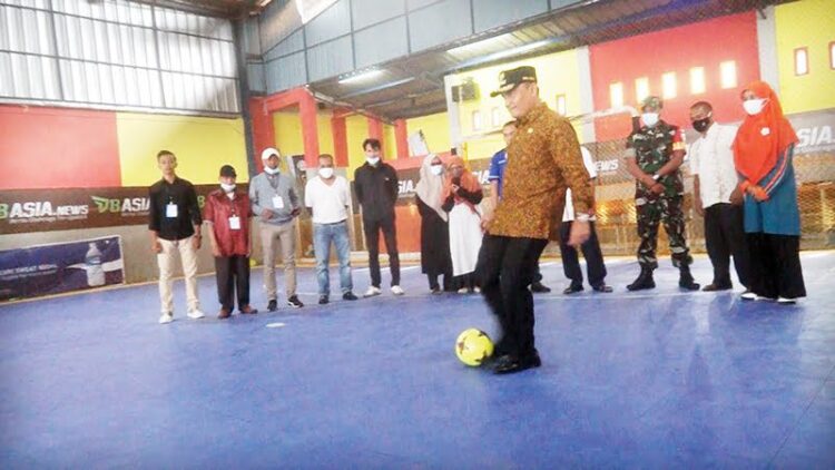 Wabup Agam Buka Turnamen Futsal Kubang Putiah Cup II 1 TENDANGAN PERTAMA— Wakil Bupati Agam Irwan Fikri, SH Dt. Parpatiah melakukan tendatangan pertama, saat membuka Turnamen Futsal Kubang Putiah Cup II di lapangan Futsal Gunapaksi Nagari Kubang Putiah, Kecamatan Banuhampu, Kamis (10/2).