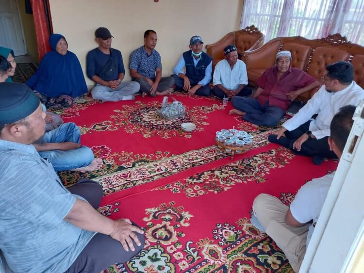 BEZUK—Wajil Bupati Tanahdatar Richi Aprian saat membezuk  korban kebakaran di Nagari Lawang Mandahiling untuk memberikan sitawa sidingin.
