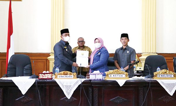 Wakil Walikota Pariaman Mardison Mahyuddin dan Ketua DPRD Fitri Nora didampingi Wakil Ketua Efrizal.