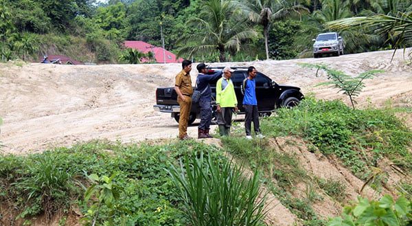 Wali Kota Sawahlunto Deri Asta meninjau proses pembukaan lahan pembangunan Puskesmas di Desa Tumpuak Tangah Kecamatan Talawi