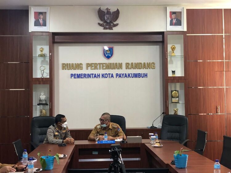 Dihadiri Seluruh Kepala Daerah se-Indonesia, Wali Kota Payakumbuh Hadir Rapat Bersama 1 RAPAT—Wali Kota Payakumbuh Riza Falepi bersama Kapolres Payakumbuh ikuti zoom meeting dengan Presiden RI.