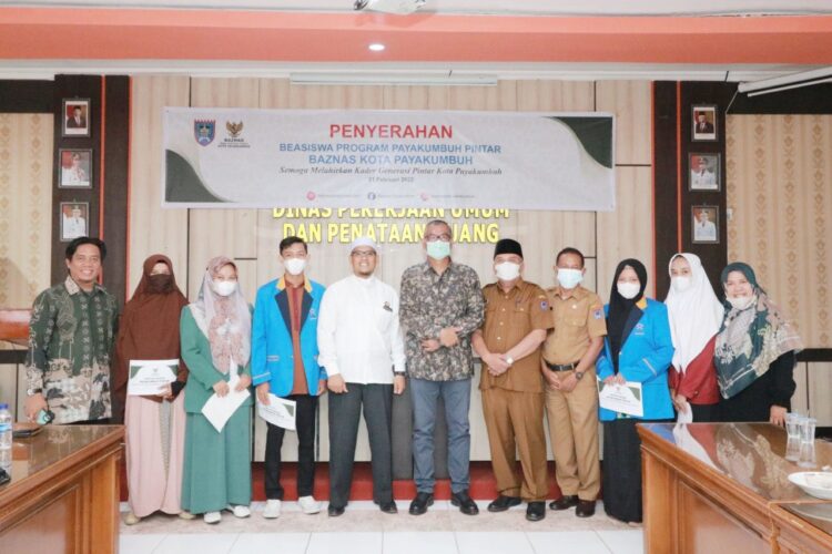 Wako Payakumbuh Serahkan Beasiswa Program Payakumbuh Pintar 1 SERAHKAN BEASISWA— Wali Kota Riza Falepi bersama Ketua dan pengurus Baznas dan mahasiswa penerima program Payakumbuh pintar foto bersama usai acara penyerahan bantuan.