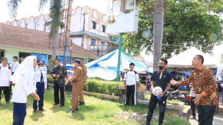 Warna Baru, Lapangan Merdeka Kota Pariaman Dibuka 1 TINJAU—Wali Kota Pariaman H Genius Umar, kemarin, meninjau Lapangan Merdeka, kemarin.