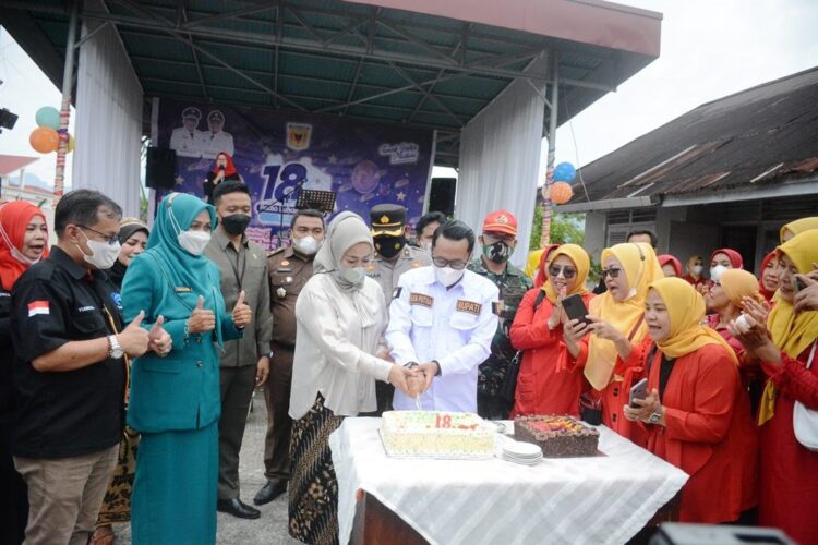 Bupati Eka Putra: Waspadai Berita Hoaks 1 POTONG KUE—Bupati Eka Putra dan isteri potong kue HUT Radio Luhak Nan Tuo.