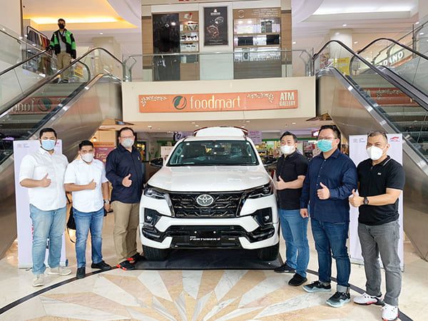 Toyota New Fortuner Resmi Mengaspal di Sumbar, Lebih Bertenaga dan Responsif 1 NEW FORTUNER—Jajaran managemen dealer Toyota dan perusahaan pembiayaan Astra di Padang perkenalkan New Fortuner setelah peluncuran di salah satu Mall di Padang, Sabtu (5/2).