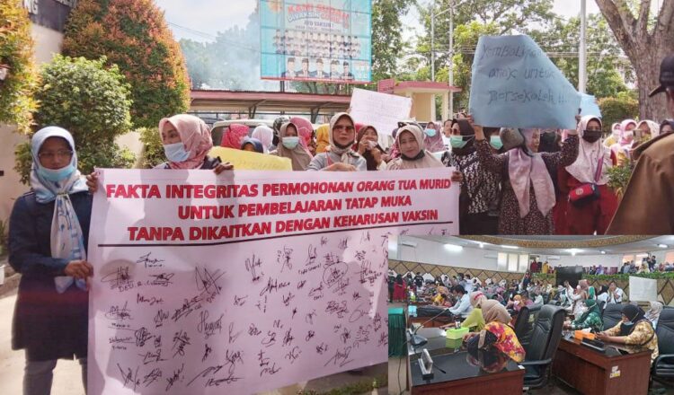 DEMO CABUT SE DISDIKBUD— Ratusan wali murid dari 40 Sekolah Dasar (SD) se-Kota Padang menggelar unjuk rasa di gedung DPRD, Senin (14/2). Wali murid meminta Wali Kota mencabut SE Disdikbud yang isinya tentang wajib vaksin untuk anak SD jika ingin melakukan Pembejalaran Tatap Muka (PTM) di sekolah. Sejumlah spanduk yang berisi penolakan dibawa dalam demo tersebut.