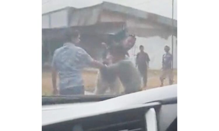 Dua pelaku dugaan penganiaya sopir mobil sampah di jalan raya Nagari Situjuh Batua, Kecamatan Situjuh Lima Nagari, Kabupaten Limapuluh Kota yang sempat viral di media sosial (medsos), akhirnya ditetapkan sebagai tersangka.