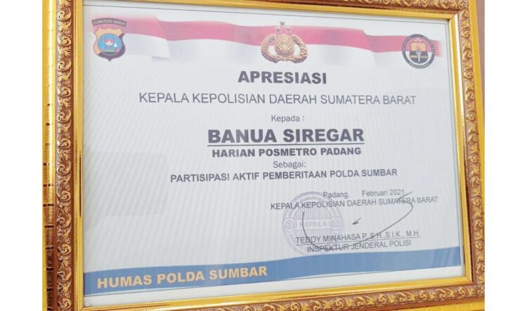 PENGHARGAAN— Piagam penghargaan untuk wartawan POSMETRO Padang, Banua Siregar dari Kapolda Sumbar Irjen Pol Teddy Minahasa.