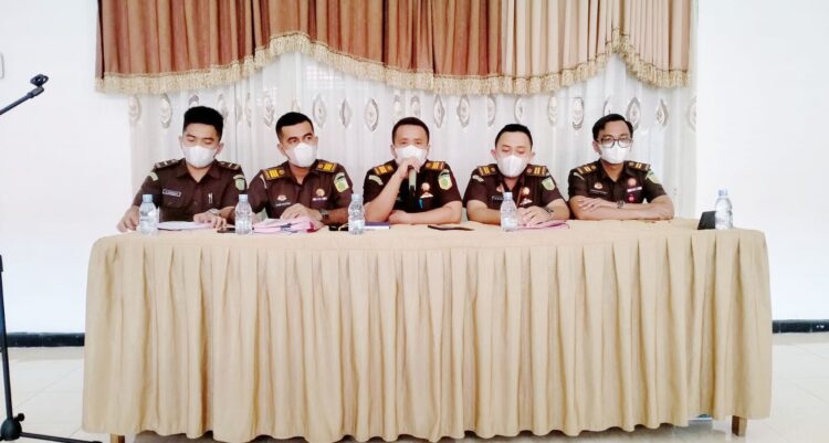 KONFERENSI PERS— Kasi Pidsus Kejari Painan, Muhasnan Mardis bersama jajarannya melakukan konferensi pers terkait progres penyidikan dua kasus dugaan korupsi yang sedang ditangani.