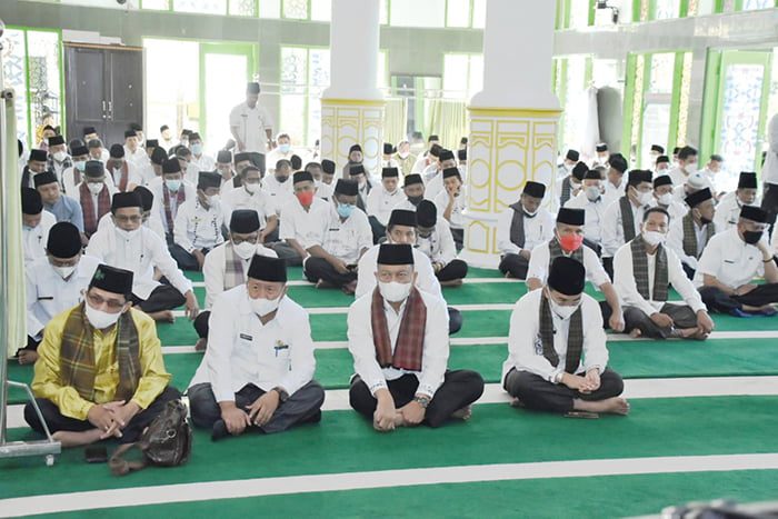 Wirid Mingguan Korpri Agam, ASN Pemkab Agam Diingatkan 6 Ibadah 1 WIRID MINGGUAN— ASN Pemkab Agam mengikuti wirid mingguan di Masjid Agung Nurul Falah Lubuk Basung, Jumat (11/2). Wirid juga diikuti Bupati Agam, Dr. H. Andri Warman, Wakil Bupati Agam, Irwan Fikri Dt Parpatiah.