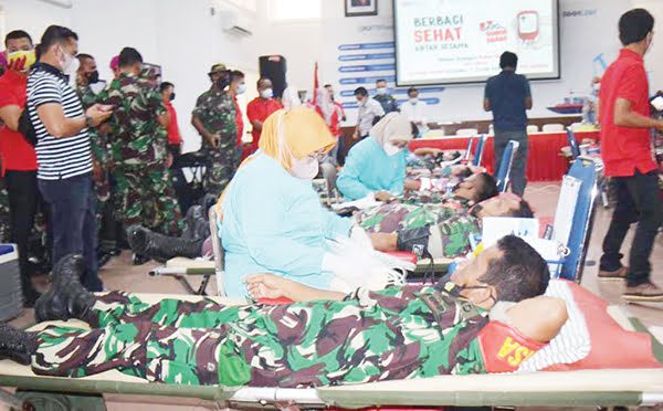 Peringati Bulan K3 Nasional 2022, PT Pelindo Teluk Bayur Gelar Donor Darah 1 DONOR DARAH— PT. Pelindo Regional 2 Teluk Bayur menggelar aksi donor darah dalam rangka memperingati bulan K3 Nasional Tahun 2022 yang dilaksanakan di Gedung Baruna Sasana Karya (BSK), Teluk Bayur, Kamis (10/2).