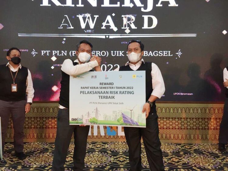 PENGHARGAAN— Manager PT PLN UPK Teluk Sirih, Feri Setiawan Efendi menerima penghargaan Pelaksanaan Risk Rating Terbaik yang diserahkan General Manager PT PLN (Persero) Unit Induk Pembangkitan Sumbagsel, Djoko Mulyono.