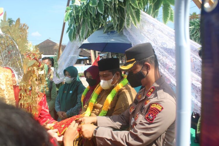SAMPAI—Bupati Padangapriaman Suhatri Bur saat sampai di lokasi penilaian bersama kapolres Padangpariaman disuguhi siriah dalam carano.