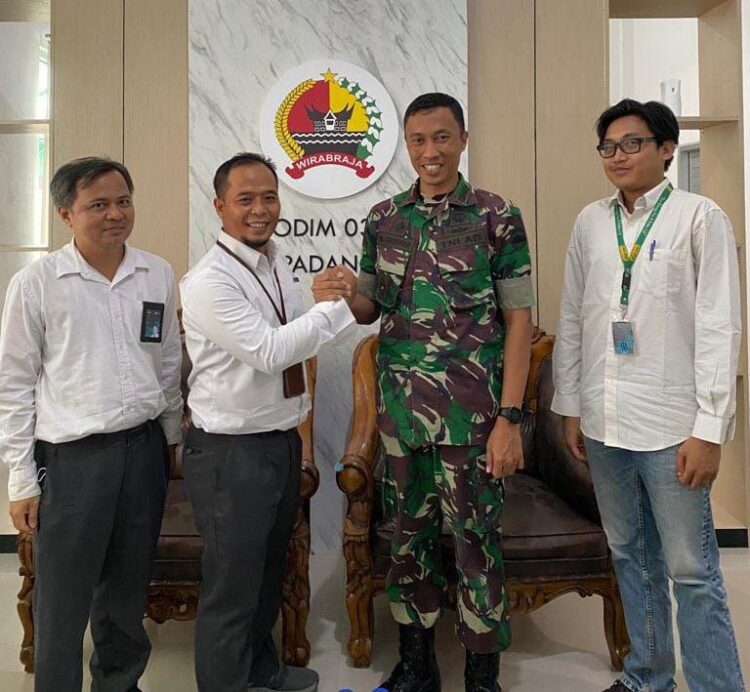FOTO BERSAMA—Manager PLN UPK Teluk Sirih, Feri Setiawan Efendi didampingi jajarannya bersama Dandim Kodim 0312 Padang, Kolonel M. Ghofar Ngismangil saat kunjungan silaturahmi.