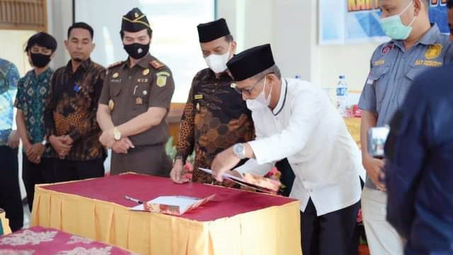 Direktur pdam serahkan surat fakta intergritas untuk ditekan karyawan disaksikan wabup, kejari dan undangan lainnya.