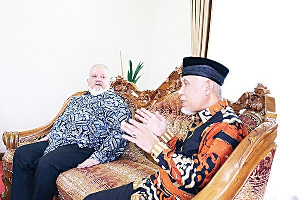 DIALOG— Duta Besar Syeikh Esam bin Ahmed Abed Al Thaqafi saat dialog dengan Gubernur Sumbar Mahyeldi.